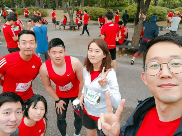 밥캣 직원들과 처음으로 10km 대회 참가한 모습(2018년 9월 아디다스 마이런)