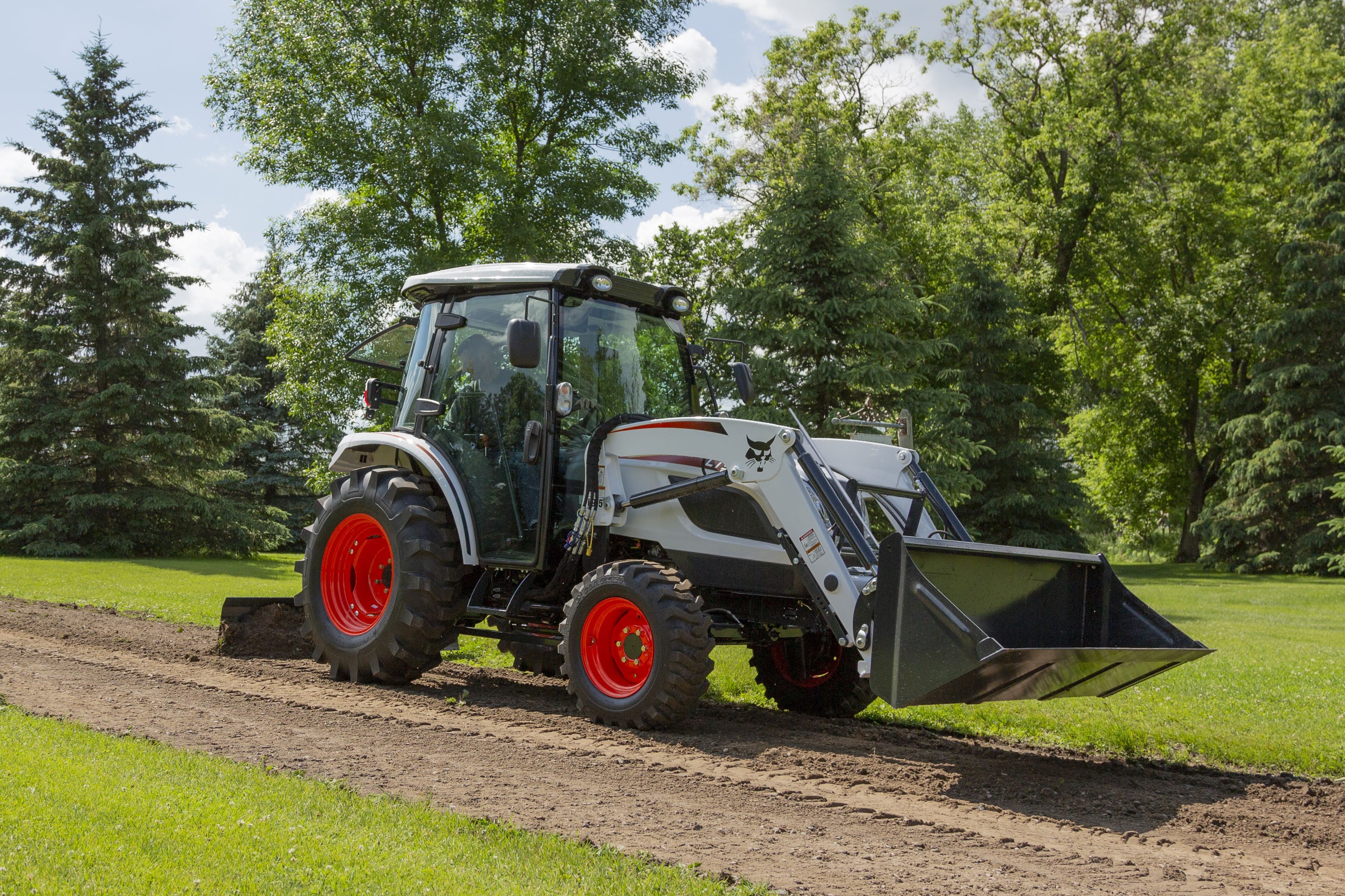 두산밥캣이 최근 북미시장에 출시한 콤팩트 트랙터(Compact Tractor), CT5558 모델